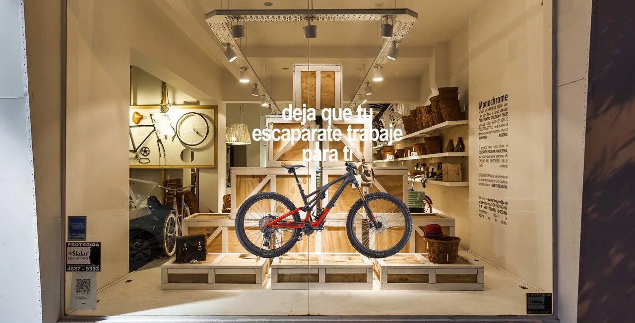 Pantalla de led transparente para una tienda de bicicletas. Screenad especialistas en pantallas led y led transparente para escaparates, tiendas y negocios