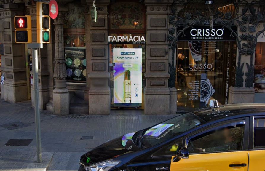 Pantalla del transparente de Screenad, en el escaparate de la farmacia Bolós, de Barcelona. Screenad especialistas en pantallas led y led transparente para escaparates, tiendas y negocios