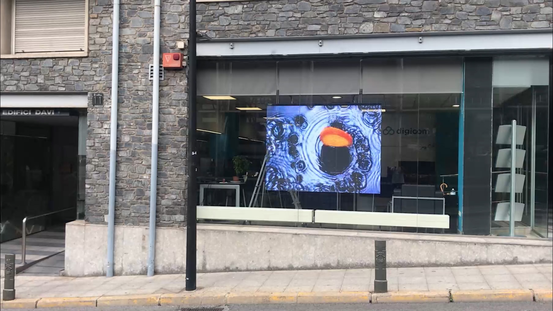 Pantalla led transparente en Digicom. Como Screenad ha multiplicado el poder del escaparate de esta tienda de informática y electrónica en Andorra