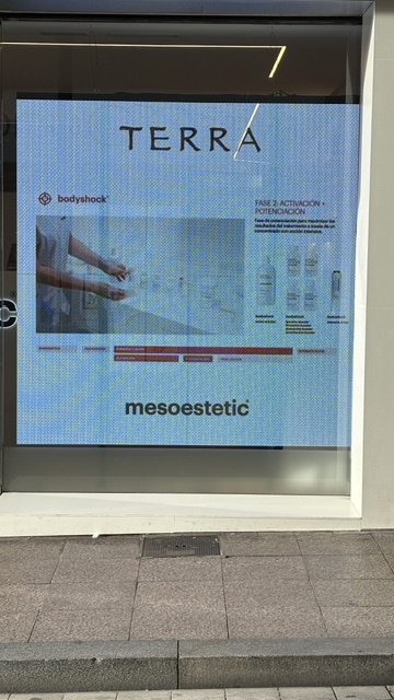 Pantalla LED transparente en tienda Terra, Andorra