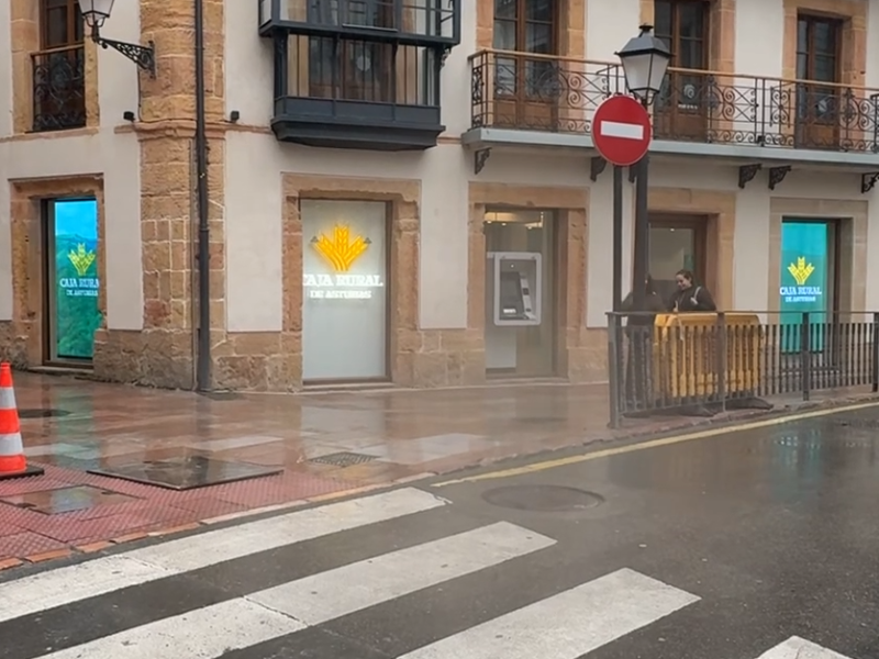 Pantallas LED transparente Caja Rural de Asturias